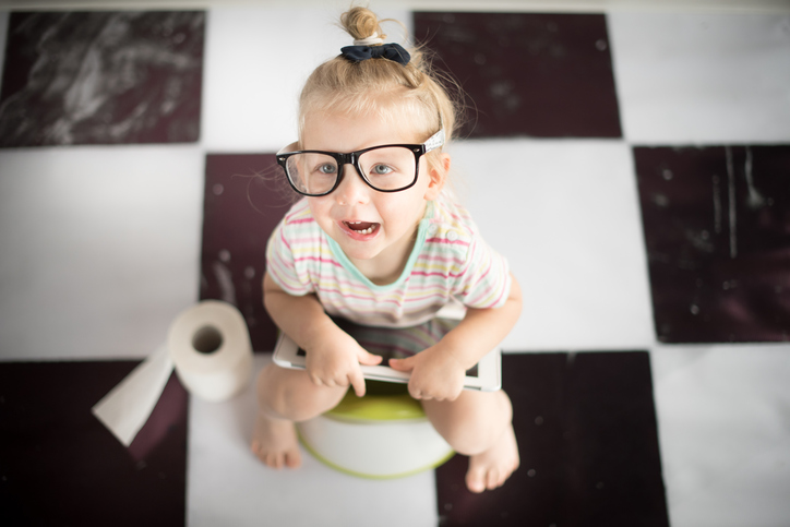 Grypa lub wirusowa choroba jelit jest najczęstszą przyczyną biegunki u dzieci (90%). Zdjęcie: Thinkstock małe dziecko w okularach przeciwsłonecznych siedzące na nocniku