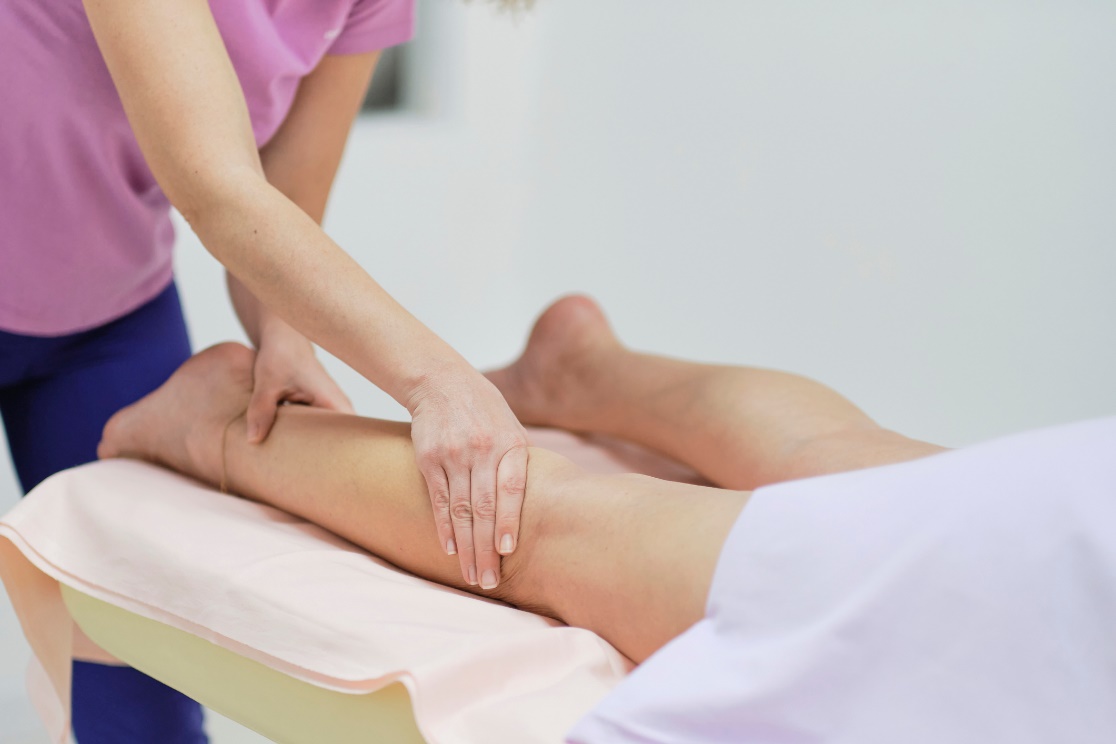 Ręczny drenaż limfatyczny Źródło: Getty Images Ręczny drenaż limfatyczny