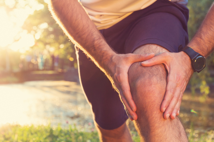 Przewlekły ból jest niewygodny, ale ostry ból też może być. Źródło: Thinkstock sportowiec trzymający obolałe kolano