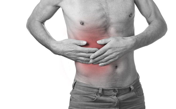 Ból brzucha jest zwykle zlokalizowany pod prawym łukiem żebrowym. Źródło: Thinkstock mężczyzna z bólem brzucha jest trzymany pod prawym łukiem żebrowym