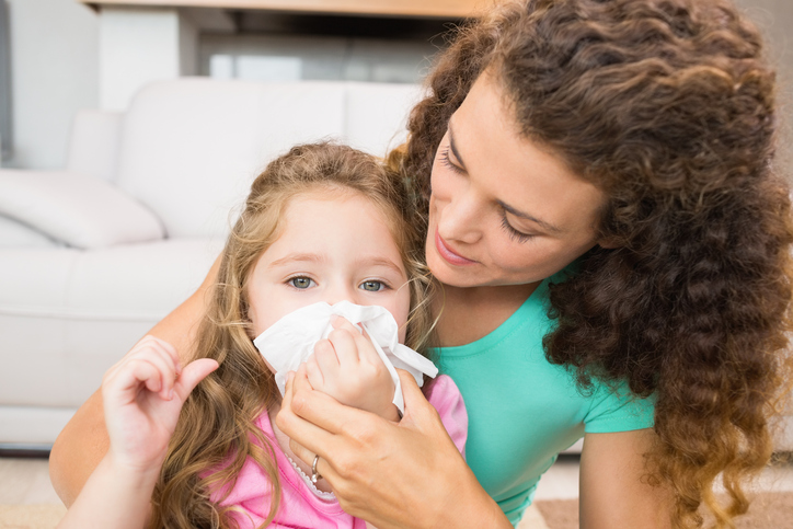 Alergiczny nieżyt nosa nasila astmę, szczególnie u dzieci. Źródło: Thinkstock Dziecko ma katar, matka wydmuchuje mu nos pełen wydzieliny, pełny nos na alergie
