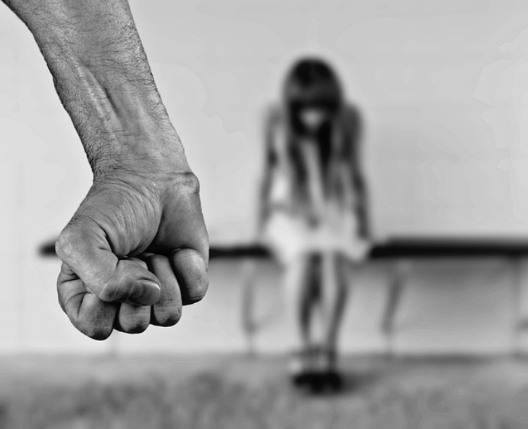 Powszechne są zaburzenia zachowania i przemoc domowa. Źródło: Getty Images męska pięść, przemoc, nieśmiała dziewczyna siedząca w tle