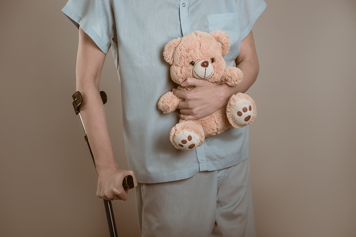 Poliomyelitis powoduje paraliż. Zdjęcie: Thinkstock mężczyzna z krwotokiem i polio trzymający miedź