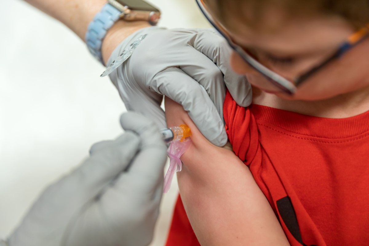 Szczepienie dziewczynki przeciwko HPV