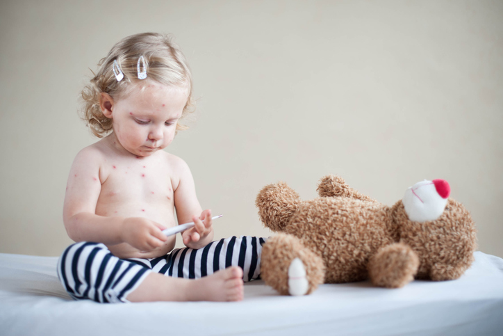 Odra występuje u niezaszczepionych dzieci. Zdjęcie: Thinkstock Dziecko chore na odrę bawi się pluszowym misiem