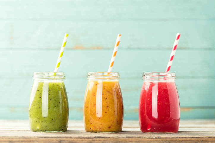 Koktajl owocowy pełen witamin i energii. Źródło: Getty Images Słomki do owocowych smoothie w trzech kolorach - zielonym, żółtym i czerwonym