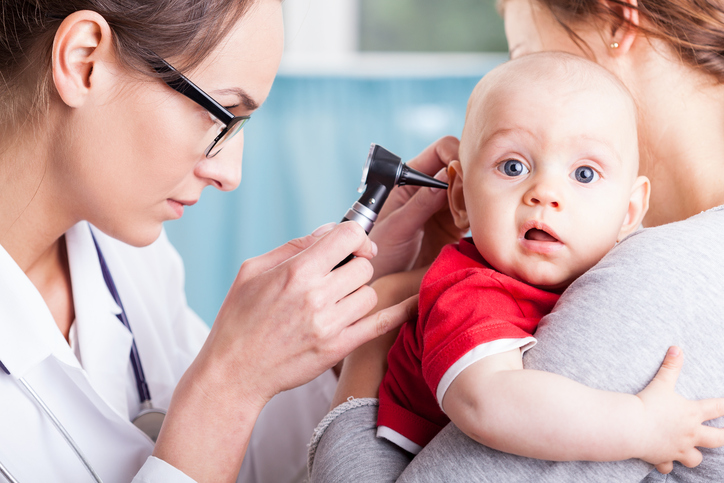 Świnka może być przyczyną głuchoty. Zdjęcie: Thinkstock lekarz bada ucho dziecka za pomocą urządzenia
