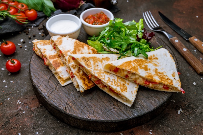 Przykładowy lunch: quesadilla zapiekana z mięsem/ fasolą i warzywami. Dodatek: sos pomidorowy i świeże warzywa. Źródło: Getty Images Przykładowy lunch: quesadilla zapiekana z mięsem/ fasolą i warzywami. Dodatek z sosem pomidorowym i świeżymi warzywami.