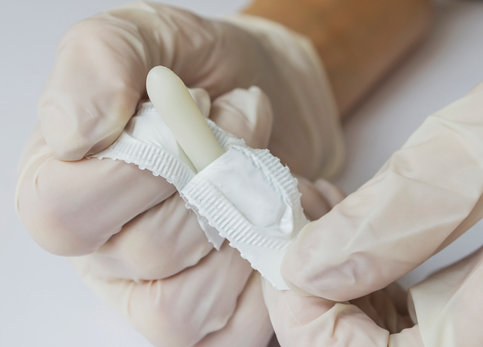 Istnieje szeroka gama leków. Źródło: thinkstock ręce w lateksowych rękawiczkach rozpakowują czopek