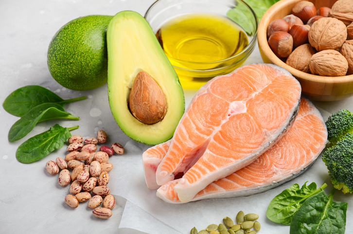 Zwłaszcza osoby cierpiące na choroby układu krążenia powinny dążyć do zwiększenia spożycia pokarmów bogatych w kwasy tłuszczowe omega-3. Źródło: Getty Images Źródła kwasów tłuszczowych omega 3, ryby, warzywa, orzechy