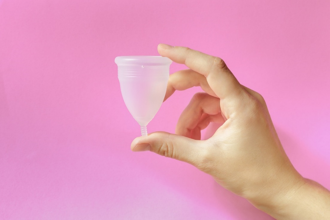 Silikonowy kubeczek menstruacyjny Źródło: Getty Images Silikonowy kubeczek menstruacyjny