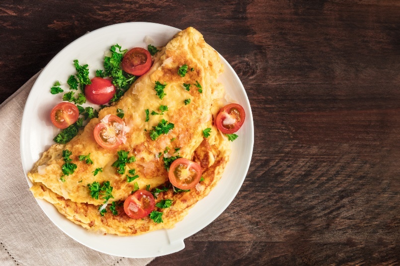 Przykład wytrawnego śniadania: omlet jajeczny z ziołami i świeżymi warzywami. Źródło: Getty Images Przykład pikantnego śniadania: omlet jajeczny z ziołami i świeżymi warzywami