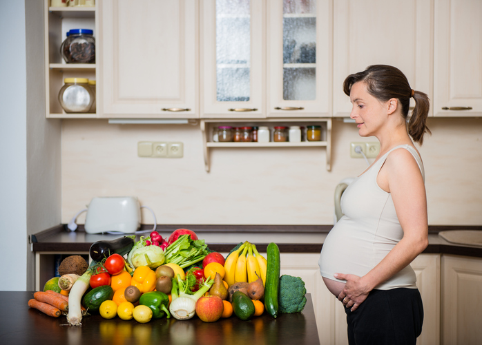 Odpowiednia żywność ma również ważne miejsce Źródło fot: Getty Images Zdrowa dieta w czasie ciąży