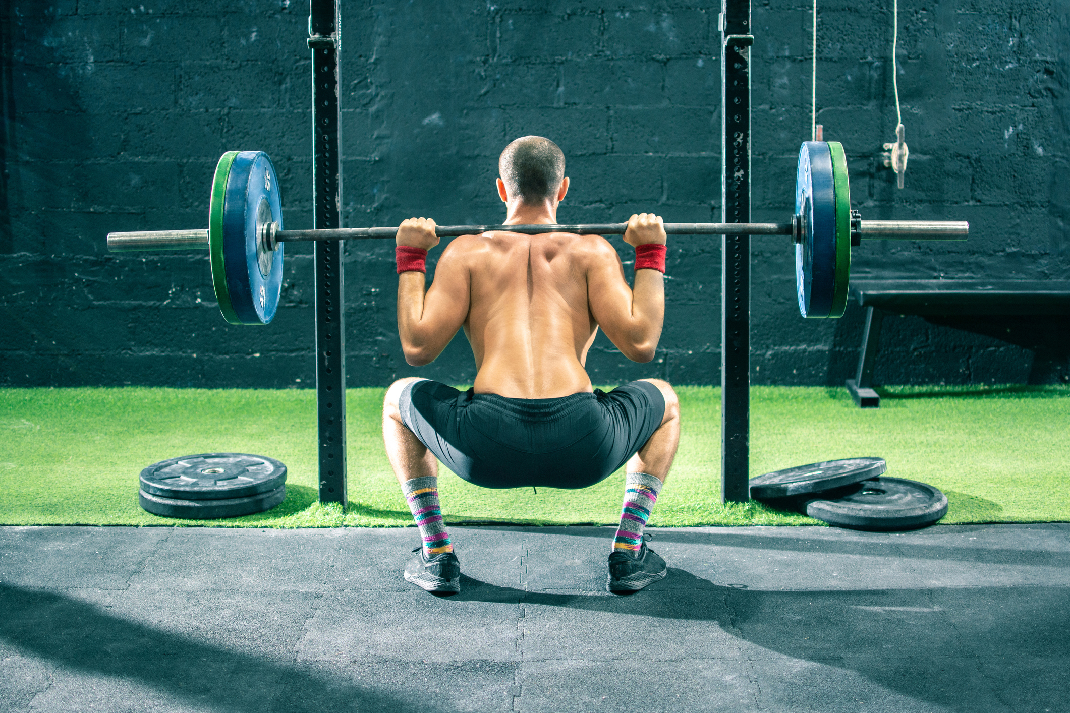 Głęboki przysiad to jedno z najpopularniejszych ćwiczeń w treningu CrossFit. Źródło: Getty image Głęboki przysiad jest jednym z najczęściej wykonywanych ćwiczeń w treningu CrossFit.