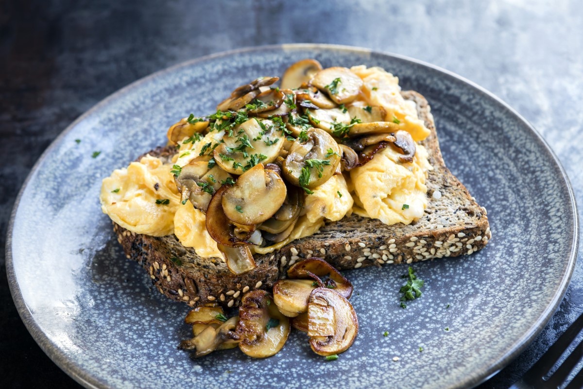 Pikantne śniadanie: omlet jajeczny z pieczonymi grzybami i pełnoziarnistym tostem. Źródło: Getty Images. Śniadanie na słono: omlet jajeczny z pieczonymi grzybami i pełnoziarniste tosty