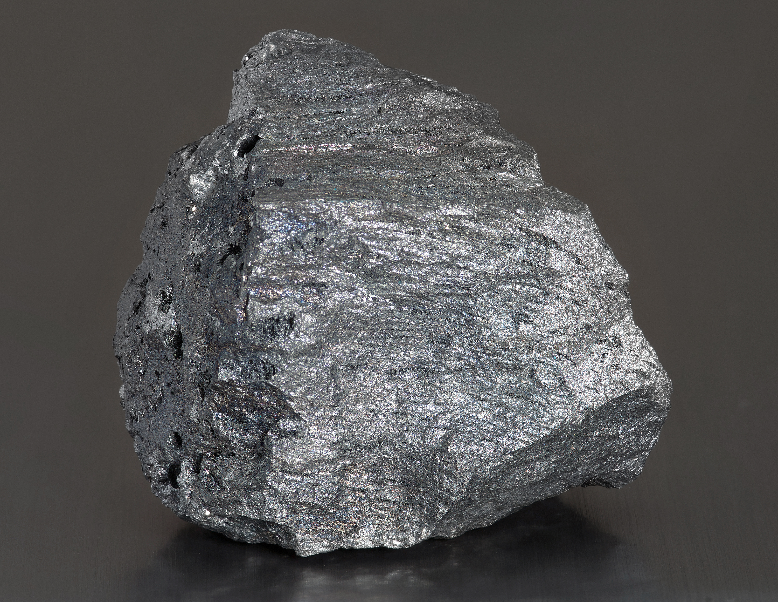 Żelazo występuje naturalnie w formie mineralnej ze względu na jego niestabilność i reaktywność w formie elementarnej. Źródło: Getty Images Żelazo występuje w przyrodzie w postaci mineralnej, ponieważ w formie elementarnej jest niestabilne i reaktywne.