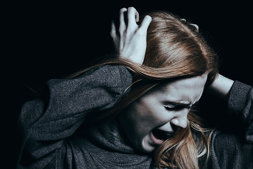 Agresja, źródło: Getty Images kobieta trzyma się za włosy i krzyczy, jest agresywna