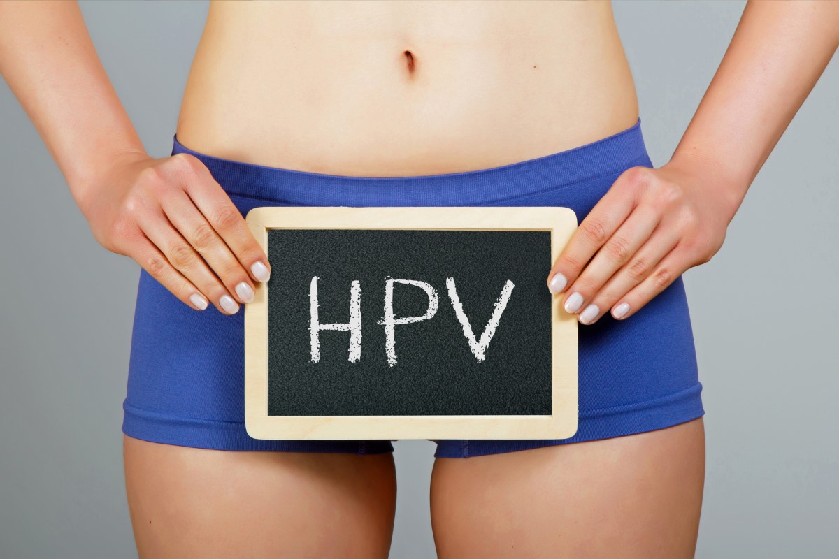 Kobieta trzymająca znak z napisem HPV