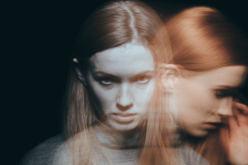 Choroba afektywna dwubiegunowa. Mania a depresja. Źródło: Getty Images kobieta o dwóch twarzach