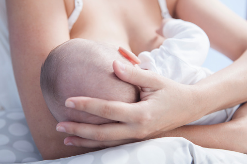 U niemowląt karmienie piersią może powodować obrzęk piersi. Źródło: Getty Images karmienie piersią