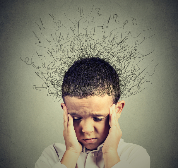 Dziecko ma zaburzenia nastroju na ADHD, trzyma głowę z rękami na skroniach, chaotyczne myśli z głowy, zlepek pytań, myśli, nie może się skoncentrować.