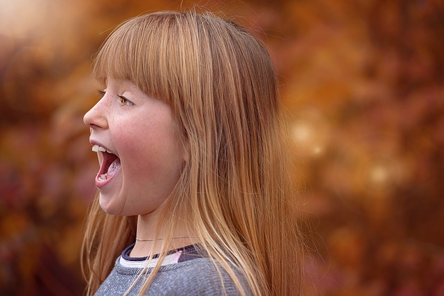Pogrubienie głosu nawet po nadmiernym wysiłku. Struny głosowe wymagają odpoczynku. Zdjęcie: Thinkstock photos Dziewczyna krzyczy, nadwyrężając struny głosowe