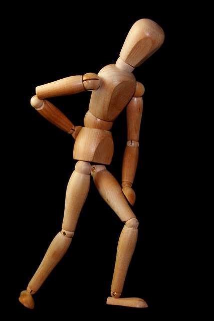 Drewniany model manekina ukazujący ból krzyża