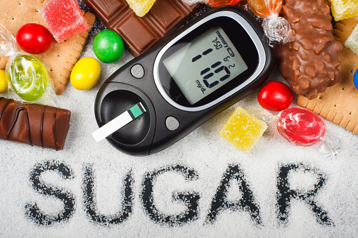 Cukier w moczu występuje, gdy poziom cukru we krwi przekracza 10 mmol/l. Źródło: Getty Images glukometr cukierniczy