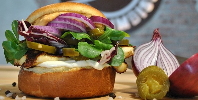 Wizualna i węchowa percepcja smacznego jedzenia zwiększa produkcję śliny. Źródło zdjęcia: Thinkstock photos Hamburger, smaczne jedzenie, zwiększa produkcję śliny