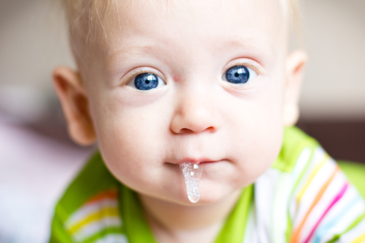 U małych dzieci jako oznaka wzrostu zębów. Źródło zdjęcia: Thinkstock photos Małe dziecko, niemowlę, ślini się, wyrasta mu pierwszy ząb