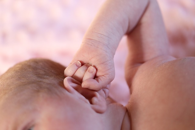 Powszechne u mniejszych, ale także u większych dzieci. Źródło zdjęcia: Thinkstock Photos małe dziecko (maluch) trzyma ucho ręką