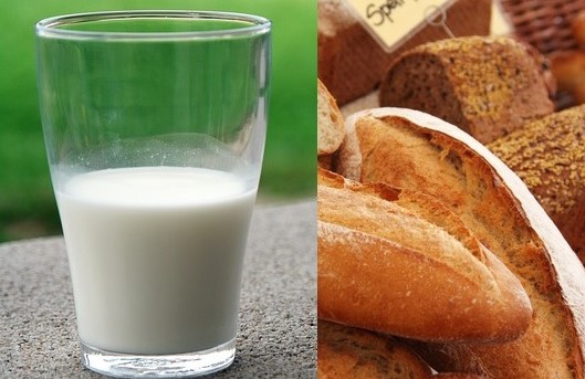szklanka krowiego mleka i różne wypieki