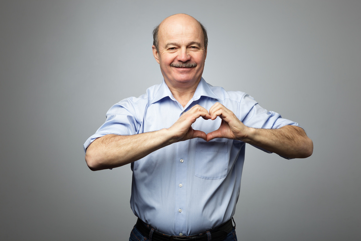 Niektórym przyczynom można zapobiec. Źródło zdjęcia: thinkstock photos Starszy mężczyzna trzyma ręce na piersi w kształcie serca, ma szczęśliwy wyraz twarzy