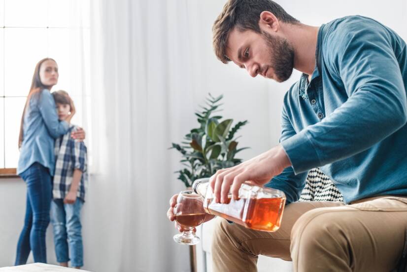 Alkoholizm: powszechny problem w rodzinach? Przyczyny, objawy i etapy