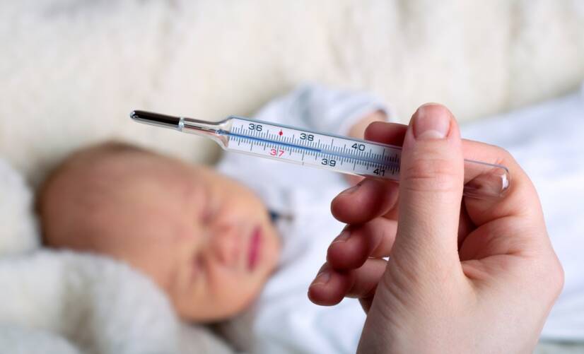 Skurcze gorączkowe z gorączką? Zachowaj zimną krew! Obniżenie temperatury ciała pomoże...