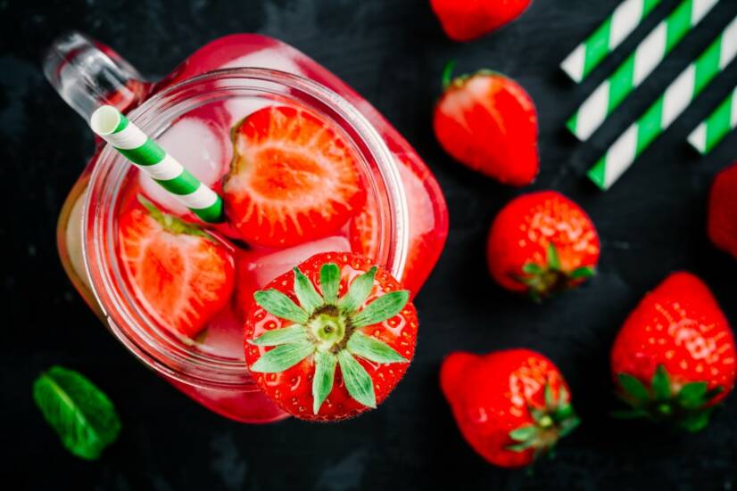 Gotowany czy niegotowany? Prosty przepis na domowy syrop truskawkowy