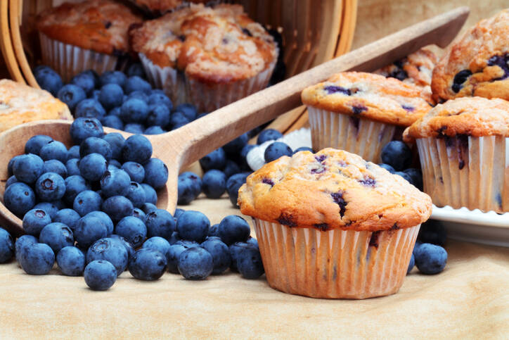 Zdrowe muffinki z jagodami? Przepis na kubek z bananem i twarożkiem