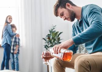 Alkoholizm: powszechny problem w rodzinach? Przyczyny, objawy i etapy