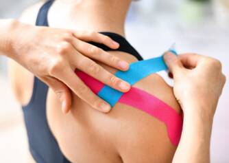 Kinesiotaping: taping taśmą terapeutyczną - jakie są jego efekty terapeutyczne?