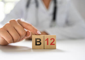 Witamina B12: Jakie są jej skutki i jakie są objawy niedoboru? + Zasoby