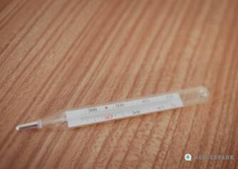 Co sygnalizuje podwyższona temperatura ciała? Najczęstsze przyczyny