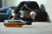 Zatrucie alkoholem, wymioty i inne objawy, jaka jest pierwsza pomoc?