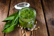 Pesto (pasta) z czosnku niedźwiedziego - zdrowy przepis na wiosenne oczyszczanie organizmu