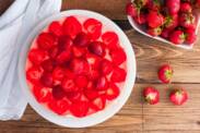 Przepis na zdrowy sernik truskawkowy z mascarpone